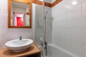 a white bathroom with a sink and a shower at Résidence Plagne Lauze - maeva Home - Studio 4 personnes - Confort MAE-4344 in Mâcot La Plagne