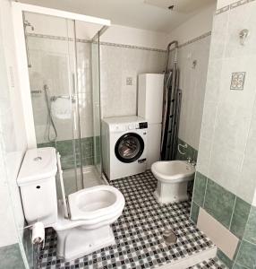 een badkamer met een toilet en een wasmachine bij Have a nice stay in Rome 2 in Rome
