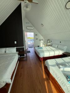 um quarto com duas camas num quarto em ADIL WATERHOUSE RESORT em Semporna