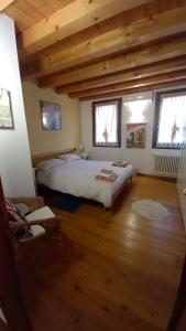 ein großes Schlafzimmer mit einem Bett und zwei Fenstern in der Unterkunft beb - casa vacanze San Gallo in Farra di Soligo
