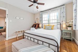 Postel nebo postele na pokoji v ubytování Cottage for 12, Close to Ark, Private Parking, 4BR + 20 fotografií