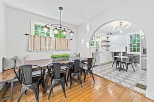 Fotografie z fotogalerie ubytování Cottage for 12, Close to Ark, Private Parking, 4BR v destinaci Williamstown