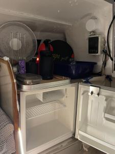 um frigorífico aberto com uma ventoinha em cima em Symbiose sur l’eau Gruissan em Gruissan