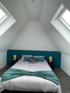- une chambre mansardée avec un grand lit dans l'établissement Brand New Big House with garden and free parking, à Brentford
