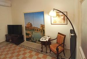 een kamer met een bureau, een stoel en een televisie bij Have a nice stay in Rome 2 in Rome