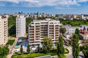 eine Luftansicht einer Stadt mit Gebäuden in der Unterkunft D&K Apart 1 Sierpnia 32A in Warschau