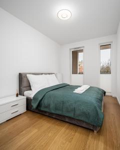- une chambre blanche avec un lit et une commode blanche dans l'établissement D&K Apart 1 Sierpnia 32A, à Varsovie