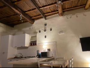 - une cuisine avec un comptoir et un four micro-ondes dans l'établissement DOLCE VITA, à Vignanello