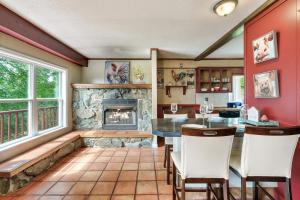 ein Wohnzimmer mit Kamin, Tisch und Stühlen in der Unterkunft The Big Easy Cottage in Sevierville