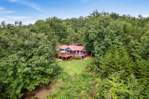 eine Draufsicht auf ein Haus inmitten von Bäumen in der Unterkunft The Big Easy Cottage in Sevierville