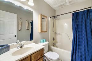 ein Badezimmer mit Waschbecken, Toilette und Dusche in der Unterkunft The Big Easy Cottage in Sevierville + 33 Fotos