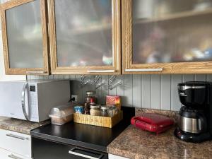 Kitchen o kitchenette sa Quarto Econômico com Ar Cond. e Smart Tv Netflix