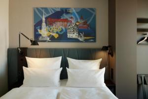 Ένα ή περισσότερα κρεβάτια σε δωμάτιο στο The Cloud One Nürnberg, by the Motel One Group +28 φωτογραφίες