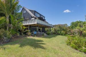 une image d'une maison avec une cour dans l'établissement Perfect Picture on Haddon, à Whitianga