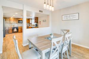 Nhà bếp/bếp nhỏ tại 3 Mi to London Bridge Lake Havasu City Home