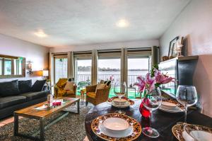 Posezení v ubytování Resort-Style Lake Conroe Retreat with Balcony and View