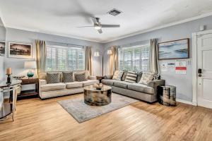 una sala de estar con un sofá y una mesa en Family Home 2BR Heated Pool, Victoria Park, en Fort Lauderdale