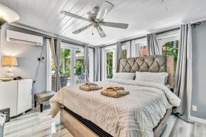 Un dormitorio con una cama y un ventilador de techo. en Family Home 2BR Heated Pool, Victoria Park, en Fort Lauderdale 44 fotos más