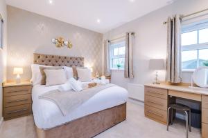 A bed or beds in a room at NEW! Incredible Home In Northwich By 53 Degrees Property, Perfect For Groups, FREE Parking!