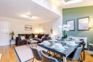 uma sala de estar com uma mesa e um sofá em NEW! Incredible Home In Northwich By 53 Degrees Property, Perfect For Groups, FREE Parking! em Northwich