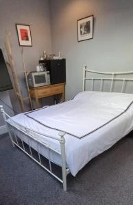 Krevet ili kreveti u jedinici u okviru objekta Serene Homes Sheffield, Private Ensuite Velux Room