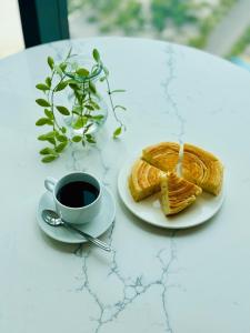 un piatto di pane tostato e una tazza di caffè sul tavolo di Panoramic sea homestay a Ha Long