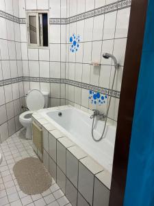 een badkamer met een bad en een toilet bij Appartement K.N.Y in Yaoundé