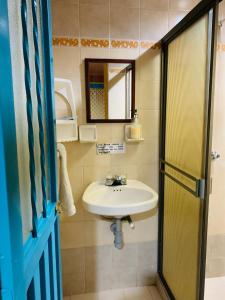 a bathroom with a sink and a mirror at Finca turística VILLA OFELIA in Quimbaya