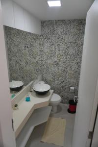 een badkamer met een wastafel en een toilet bij Casa do Sol na Reserva do Paiva in Cabo de Santo Agostinho