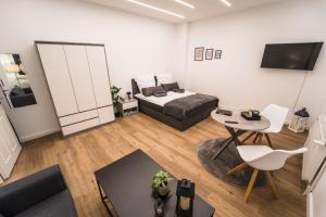 - un salon avec un lit et une table dans l'établissement Weserzauber: 1-Zimmer City-Apartment in Bremen, à Brême