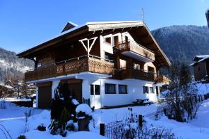 ein Haus mit Balkon im Schnee in der Unterkunft Chalet Avoreaz - 3 Pièces pour 6 Personnes 554 in Morzine