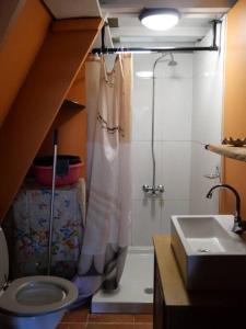 y baño con ducha, aseo y lavamanos. en Bungalow sur Moorea à Temae: Moorea Tavita Lodge en Temae