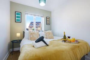 ein Schlafzimmer mit einem großen Bett und einem großen Fenster in der Unterkunft Forthill House - Close to City Centre - Free Parking, Super-Fast Wifi and Smart TV with Netflix by Yoko Property in Milton Keynes