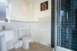 a bathroom with a toilet and a sink and a shower at Forthill House - Close to City Centre - Free Parking, Super-Fast Wifi and Smart TV with Netflix by Yoko Property in Milton Keynes