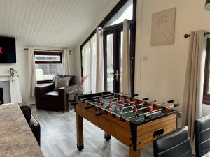 uma sala de estar com uma bola de futebol numa mesa em Cosy 3 Bed Lodge in Hoburne, Cotswolds em South Cerney