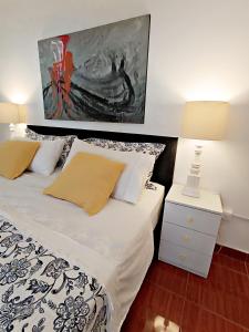 ein Schlafzimmer mit einem Bett und einem Wandgemälde in der Unterkunft Exclusivo departamento Céntrico con Terraza in Ferreñafe