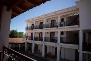 un gran edificio blanco con balcones. en La Ramada en Cafayate