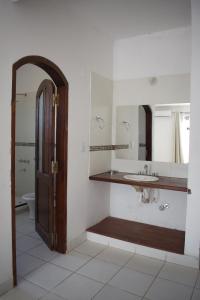 uma casa de banho com um lavatório e um espelho em La Ramada em Cafayate