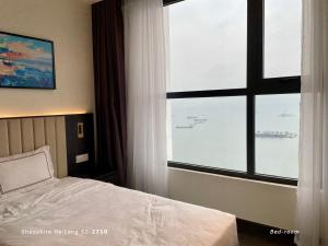Postel nebo postele na pokoji v ubytování Sapphire Ha Long By Huyen - Premier Suite Bay View 2Bedrooms
