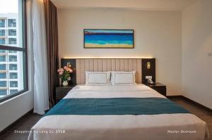 Postel nebo postele na pokoji v ubytování Sapphire Ha Long By Huyen - Premier Suite Bay View 2Bedrooms