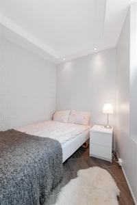 Habitación pequeña con cama y mesita de noche en Pepes Apartment, en Bergen