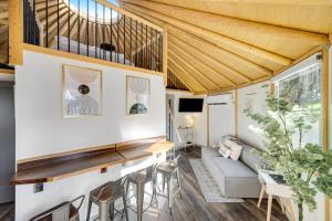 sala de estar con sofá y mesa en Estelle - Freedom Yurt Cabins, en Canyon Lake
