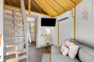 una sala de estar con una escalera en una casa pequeña en Estelle - Freedom Yurt Cabins, en Canyon Lake
