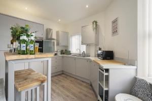 una cocina con encimeras blancas y armarios blancos en Luxury Sheffield Apartment - Your Ideal Home Away From Home en Stannington
