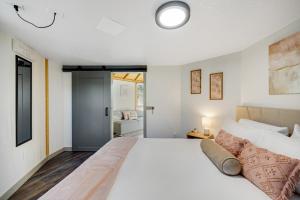 1 dormitorio con 1 cama grande y baño en Estelle - Freedom Yurt Cabins, en Canyon Lake