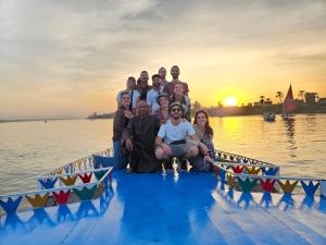 een groep mensen op een boot in het water bij Nile Sunrise Flats in Luxor