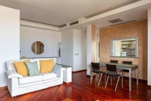 een woonkamer met een bank en een tafel bij San Luca Fine House in Bologna