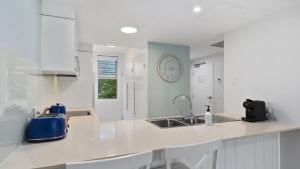 Η κουζίνα ή μικρή κουζίνα στο Blissful Bribie Beach Haven