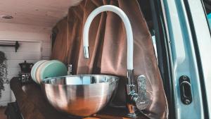 eine Kupferschüssel in einer Küche in einem Anhänger in der Unterkunft Camperita Van Life in Puerto del Carmen