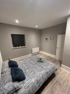 Tempat tidur dalam kamar di Cozy two bed in Brixton next to station